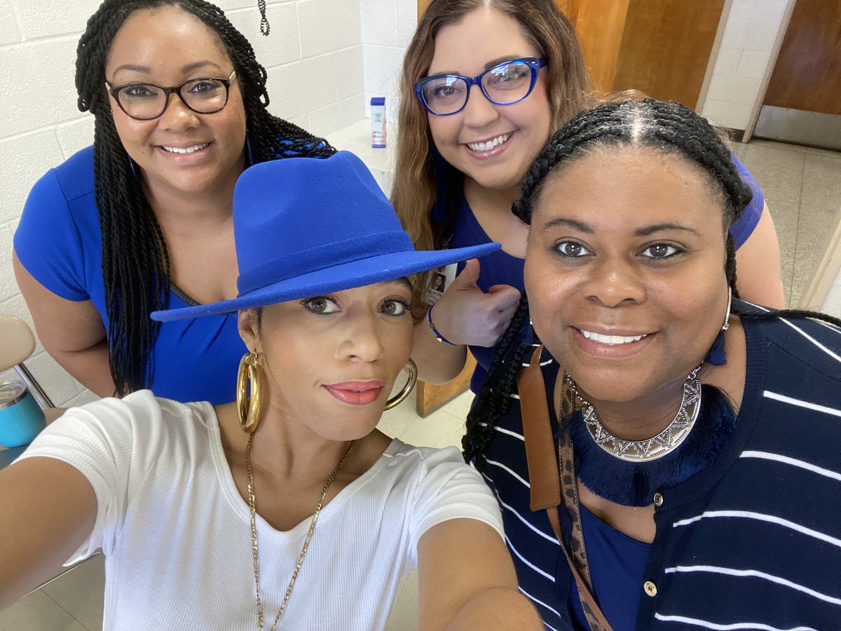 ReidRossCougars's tweet photo. Cougar Nation turned it blue to celebrate the academic accomplishments of our middle and high school students today! π#exceededgrowth #CougarPride #CCSontheRise @CCSSuptConnelly https://t.co/WRZS0xcFei
