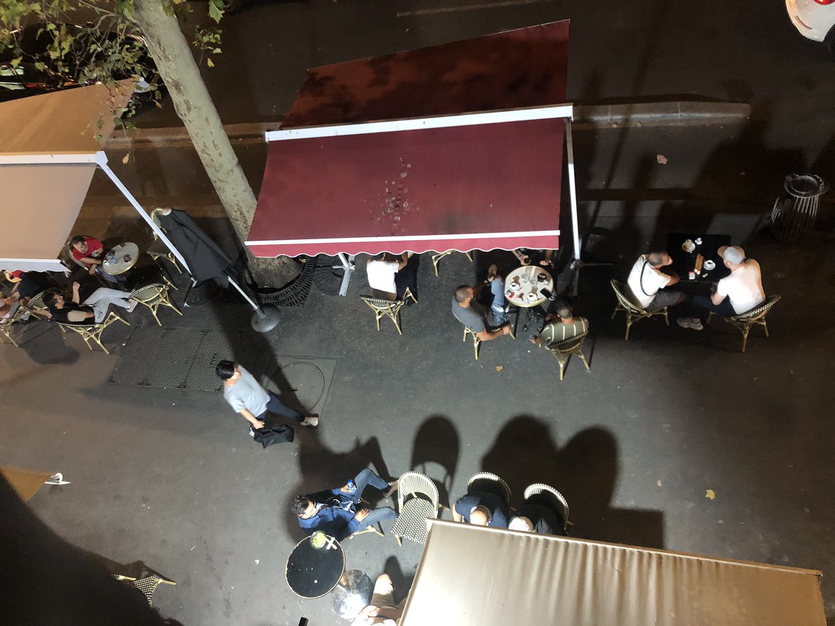 portedeclichy1's tweet photo. Occupation des trottoirs publics par les commerçants du 123 boulevard bessieres ! #nuisancessonores #Rentree2022 https://t.co/FbddGR3oAk