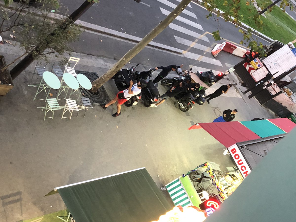 portedeclichy1's tweet photo. Occupation des trottoirs publics par les commerçants du 123 boulevard bessieres ! #nuisancessonores #Rentree2022 https://t.co/FbddGR3oAk