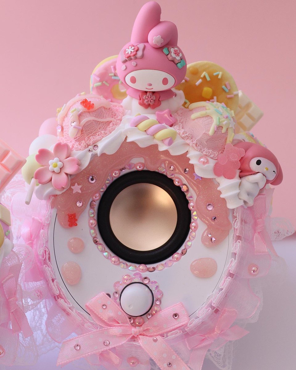 Satotortedeco's tweet photo. Just have to share these gorgeous photos I took of these custom Sakura cake speakers 🥹🌸✨ #computerspeakers #sakura #mymelody #kawaiiaesthetic #pastelaesthetic #sweetsdeco #decoden #clayart #handmade #clayart #clayfood #icecream #pancakes #icing #whippedcream https://t.co/z7sSqP2LqL
