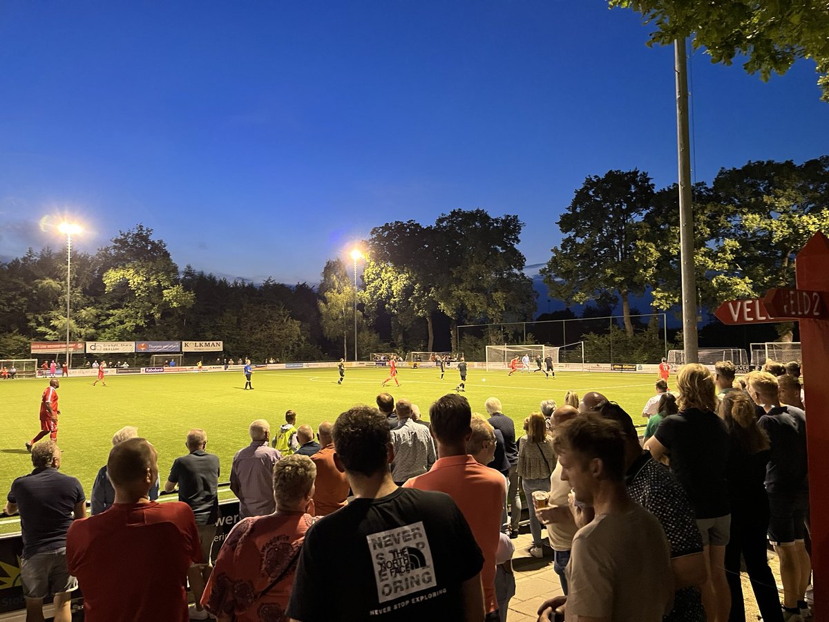 hulzenseboys's tweet photo. De uitslag hebben we het maar niet over, maar een vol sportpark is heel mooi 👍 #HB75 https://t.co/8tJczvSITL