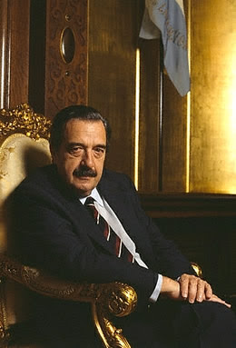 negro_standup's tweet photo. Raúl Alfonsín viendo el escandalo que hacen por un atentado cuando él sufrio 3 y 2 bombas para matarlo https://t.co/EMSLFEjctS