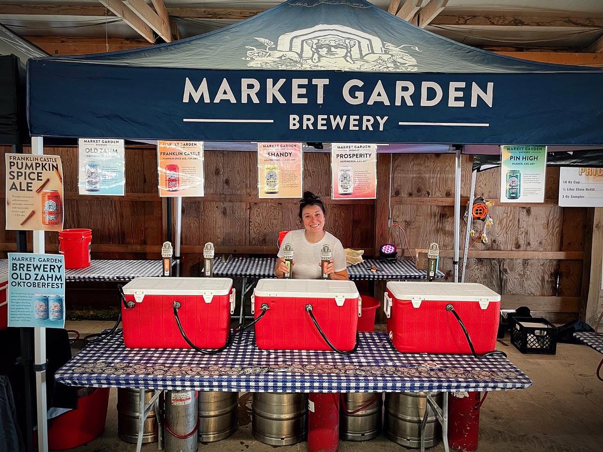 MarketGardnBeer's tweet photo. Beer drinkers of Northeast Ohio! Latch up those lederhosen and find us at @CleOktoberfest. Pouring your Market Garden favorites all weekend long. Prost! 🍺🥨🇩🇪🌾 #beerforpeople #clevelandoktoberfest #marketgardenbrewery #ohiocraftbeer #oktoberfest https://t.co/V5kzXWz1RJ