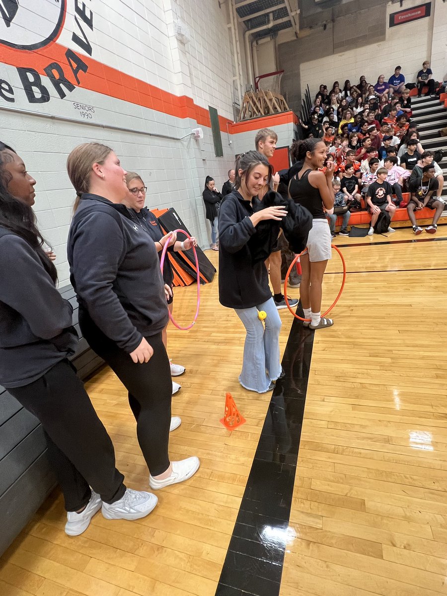bshs_stuco's tweet photo. Fall Sport Pep Assembly 2022! 🧡🖤 https://t.co/t4HKTme5HD