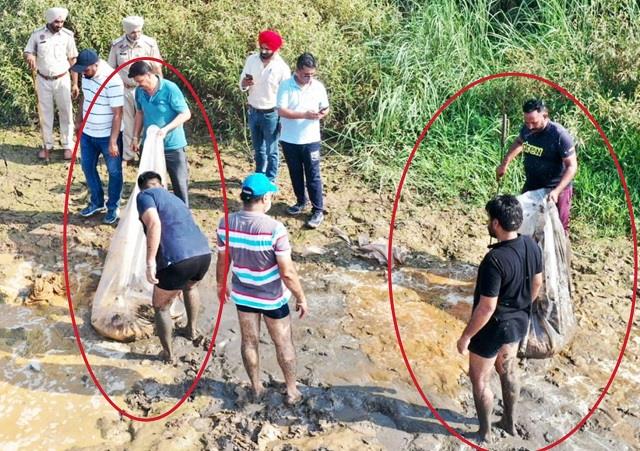 punjabkesari's tweet photo. आबकारी विभाग को मिली कामयाबी, सतलुज दरिया से बड़ी मात्रा में लाहन जब्त
https://t.co/mXKTQoMl07

#Excisedepartment #success #largequantity #lahan #Sutlejriver #HindiNews #PunjabHindiNews https://t.co/Bhdv3otl6p