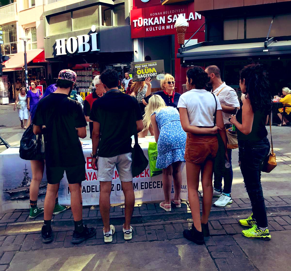 ogemigidecek's tweet photo. İmza kampanyaları farklı bölgelerde hızla devam ediyor.

Sao Paulo ölüm saçıyor. Unutmayın, bu sadece İzmir’in sorunu değil. Hepimizin sorunu!

#ölümgemisinidurduracağız https://t.co/mezFcdxcXj