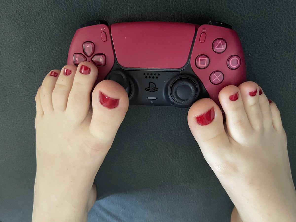 GeminiFeet90's tweet photo. Play with feet❤️ #feet #feetgamer #feetlove #feetworld #feetworshi̇p https://t.co/PosXrLT0SN