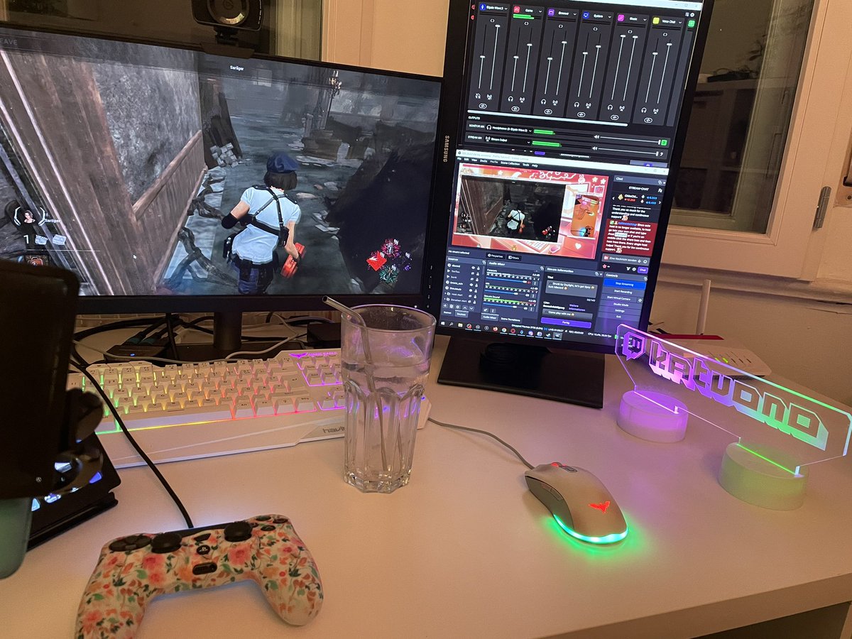 Kat_vono's tweet image. Having fun with my community and drinks #dbd #deadbydaylight #drunkbydaylight