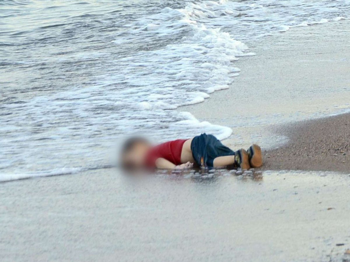 Dema ku ez bimirim min di dewsa piyên zarokekê/ #kurd da veşêrin 😥
#AlanKurdi 
#şevere
#geceye