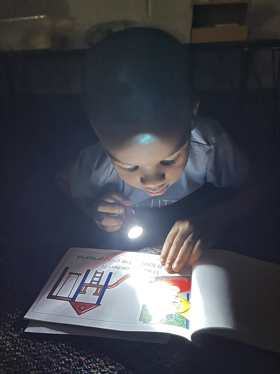 Ms_Elsey's tweet photo. We ❤️ Flashlight Friday!🔦📚 @hecorleyelem #ourD5story https://t.co/qSsIL9tdTb