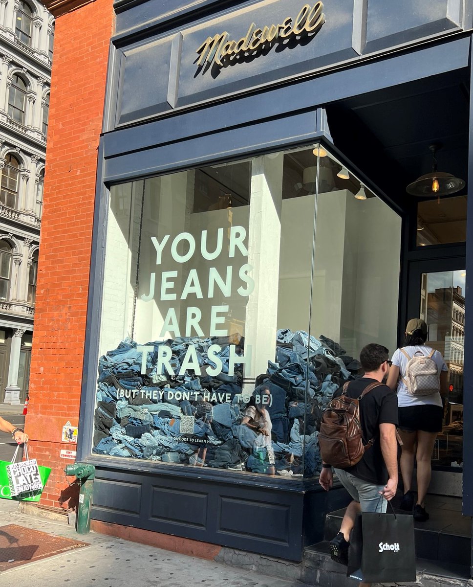 RetailSauce's tweet photo. Injeanius. @madewell #soho #brandedenvironments #windowdisplays #retailsauce @millerzell https://t.co/YSEZw96p2U