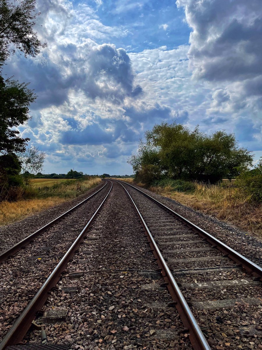 SuSusical's tweet photo. Just one from todays walk. #trainlines #railwaylines #photooftheday #picoftheday #iPhonephotography #photographer #ilovephotography #capture #mobileclics #mobilepics #landscapephotography @stormhour @thephotohour https://t.co/TyBRG5HSJO