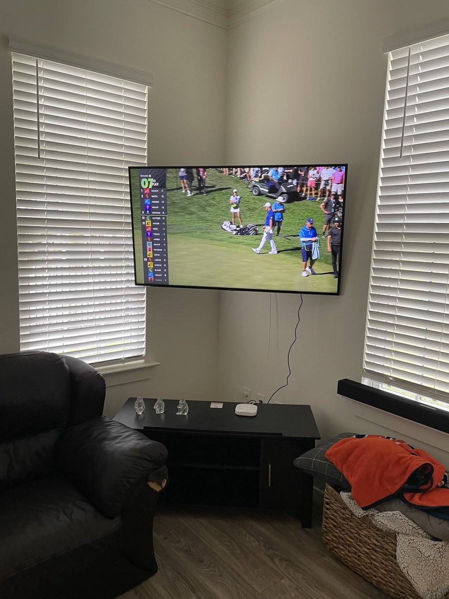 blake32smith's tweet photo. Nothing like some LIV on a beautiful Friday afternoon! #LIVGolf #LIVGolfBoston https://t.co/Dw1pyvKEne