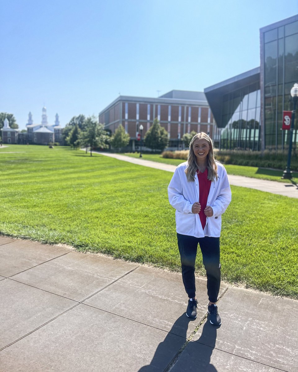 SDCoyotesWBB's tweet photo. 𝐏𝐚𝐠𝐢𝐧𝐠 𝐟𝐮𝐭𝐮𝐫𝐞 𝐧𝐮𝐫𝐬𝐞 𝐆𝐮𝐞𝐛𝐞𝐫𝐭. 👩‍⚕️

Congratulations to Macy on receiving her white coat today! We're so proud of you!

#GoYotes x #WeAreSouthDakota  🐾 https://t.co/zPvenjvA2I