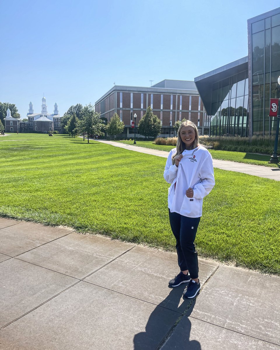 𝐏𝐚𝐠𝐢𝐧𝐠 𝐟𝐮𝐭𝐮𝐫𝐞 𝐧𝐮𝐫𝐬𝐞 𝐆𝐮𝐞𝐛𝐞𝐫𝐭. 👩‍⚕️

Congratulations to Macy on receiving her white coat today! We're so proud of you!

#GoYotes x #WeAreSouthDakota  🐾