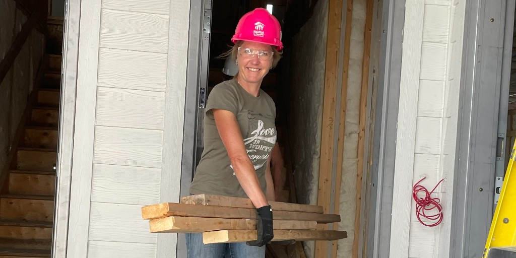 HFHSouthernAB's tweet photo. Thanks for @RifeResources and @JPMorganAM for donating funds and participating in a #BuildDay! #webuildhome #affordablehomeownership https://t.co/kHJsxCbdbf