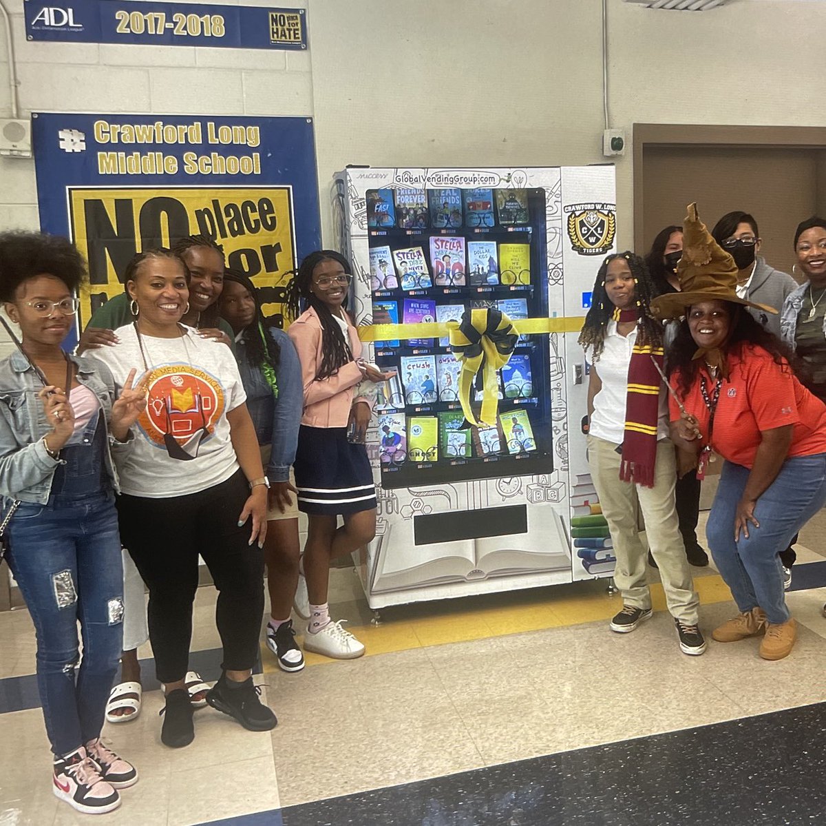 cwlongms_media's tweet photo. Today we celebrated the ❤️of reading at Long MS. Book Vending Machine Ribbon Cutting and Race 2 Read kick-off. Our 🐯 are excited to earn tokens to visit the book vending machine. @APSMediaServ @apsLongms @TommyUsherAPS #bookvending #bookwormmachine https://t.co/VqgDPoxmB6