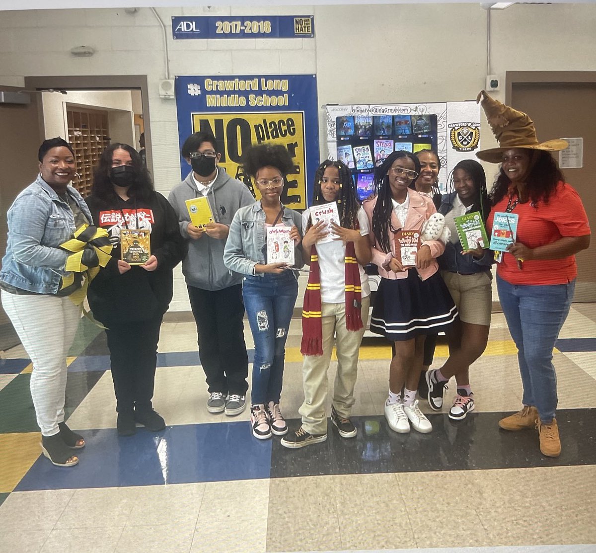 cwlongms_media's tweet photo. Today we celebrated the ❤️of reading at Long MS. Book Vending Machine Ribbon Cutting and Race 2 Read kick-off. Our 🐯 are excited to earn tokens to visit the book vending machine. @APSMediaServ @apsLongms @TommyUsherAPS #bookvending #bookwormmachine https://t.co/VqgDPoxmB6