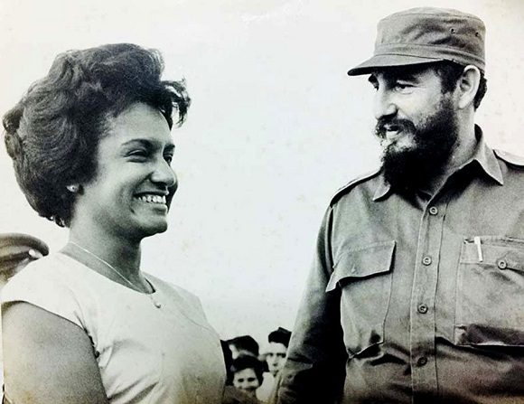 RamnMonte1's tweet photo. Marta Rojas: "Fidel no está hoy, pero dejó su ejemplo. Supo crear instituciones, sentó las bases y las desarrolló para que nuevas generaciones preservaran lo hecho hasta su muerte, y siguieran defendiendo el Programa del Moncada...". #FidelPorSiempre #SantiagodeCuba https://t.co/XpKusjRwYO