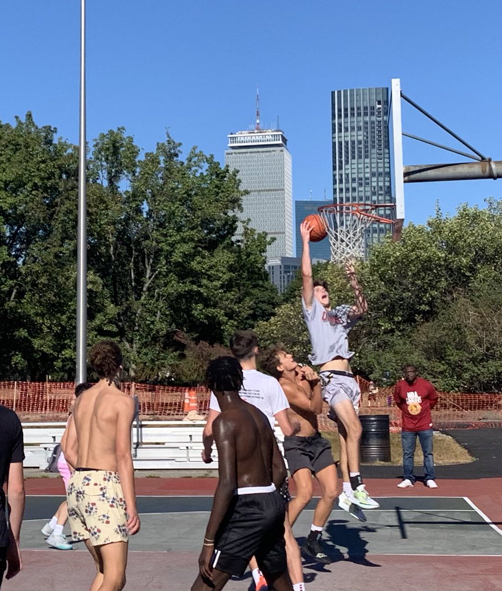 Newman_Hoops's tweet photo. Friday afternoon hoops at #TheFens #ThePru #OfBoston https://t.co/Dmm7bYODh4