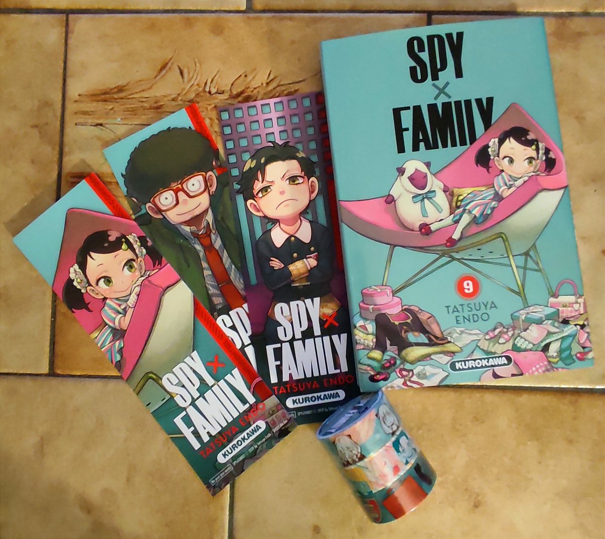 Horoue1's tweet photo. Les trouvailles #mangas du jour 😊
J'ai eu plein de goodie, de planche graphique et de marque pages ✨
#SPY_FAMILY #KémonoIncidents #JujutsuKaisen #LaGameuseEtSonChat #ColoCataire
#Lecture 📚📖 https://t.co/4VNC0GemjY