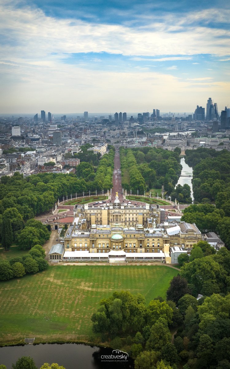 iamdarrellmills's tweet photo. Buckingham Palace, London, England.

#buckinghampalace #aerialphotography #drones #MeghanMarkIe https://t.co/FV9P7itCdI