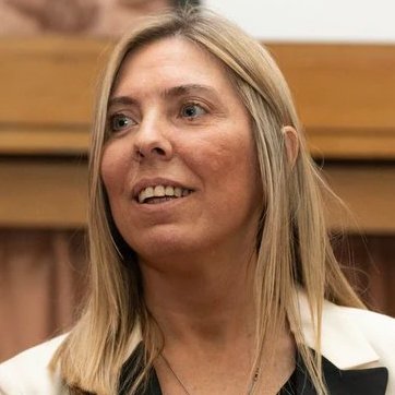 Maria Eugenia Capuchetti, archivadora serial de causas contra el kirchnerismo. Desde el enriquecimiento ilícito de los Kirchner , hasta el vacunatorio vip. La jueza ideal para la farsa.