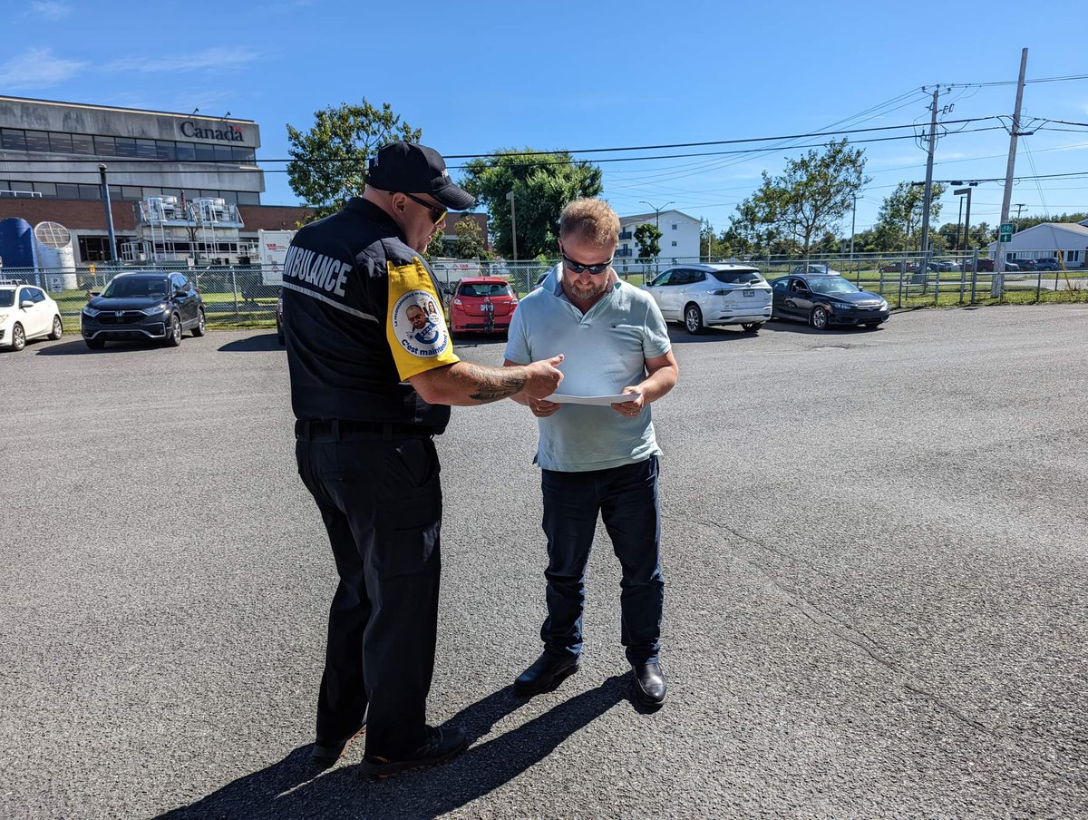 Fortin16Marcel's tweet photo. J'ai rencontré le candidat de la CAQ dans Matane-Matapedia,  M.Barriault pour discuter de l'horaire de faction et des conditions de travail des Paramédics. 

Celui-ci portera notre message à qui de droit.

Agréablement surpris de sa connaissance de la faction.
#FPHQ https://t.co/hlMIcF0kPf
