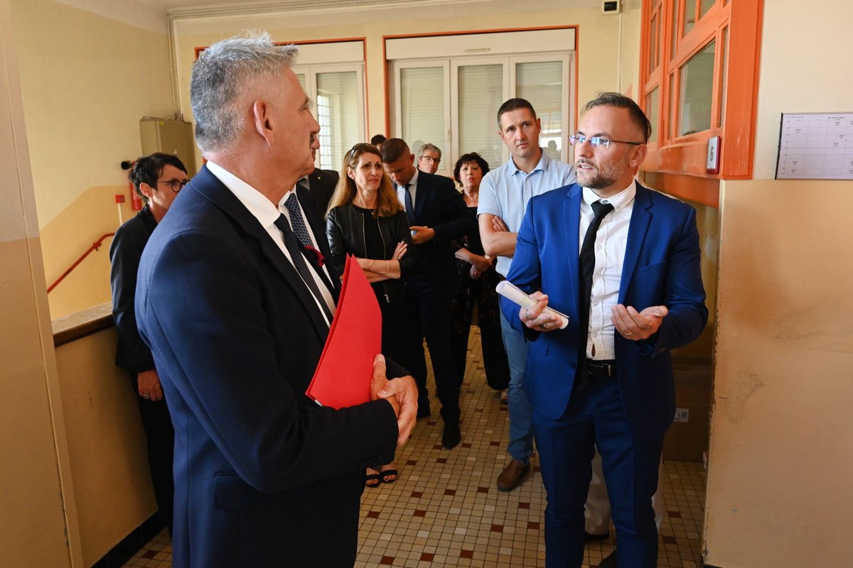 Quelle rentrée pour nos 6e du <a href="/clgBouligny/">Collège de Bouligny</a> aujourd'hui ! Mr le Recteur de <a href="/acnancymetz/">Académie de Nancy-Metz</a> et Mr IA Dasen de Meuse <a href="/tdickele/">Thierry DICKELE</a> ont  apprécié leur enthousiasme.  Bon voyage à travers les livres ce week-end, chers élèves !