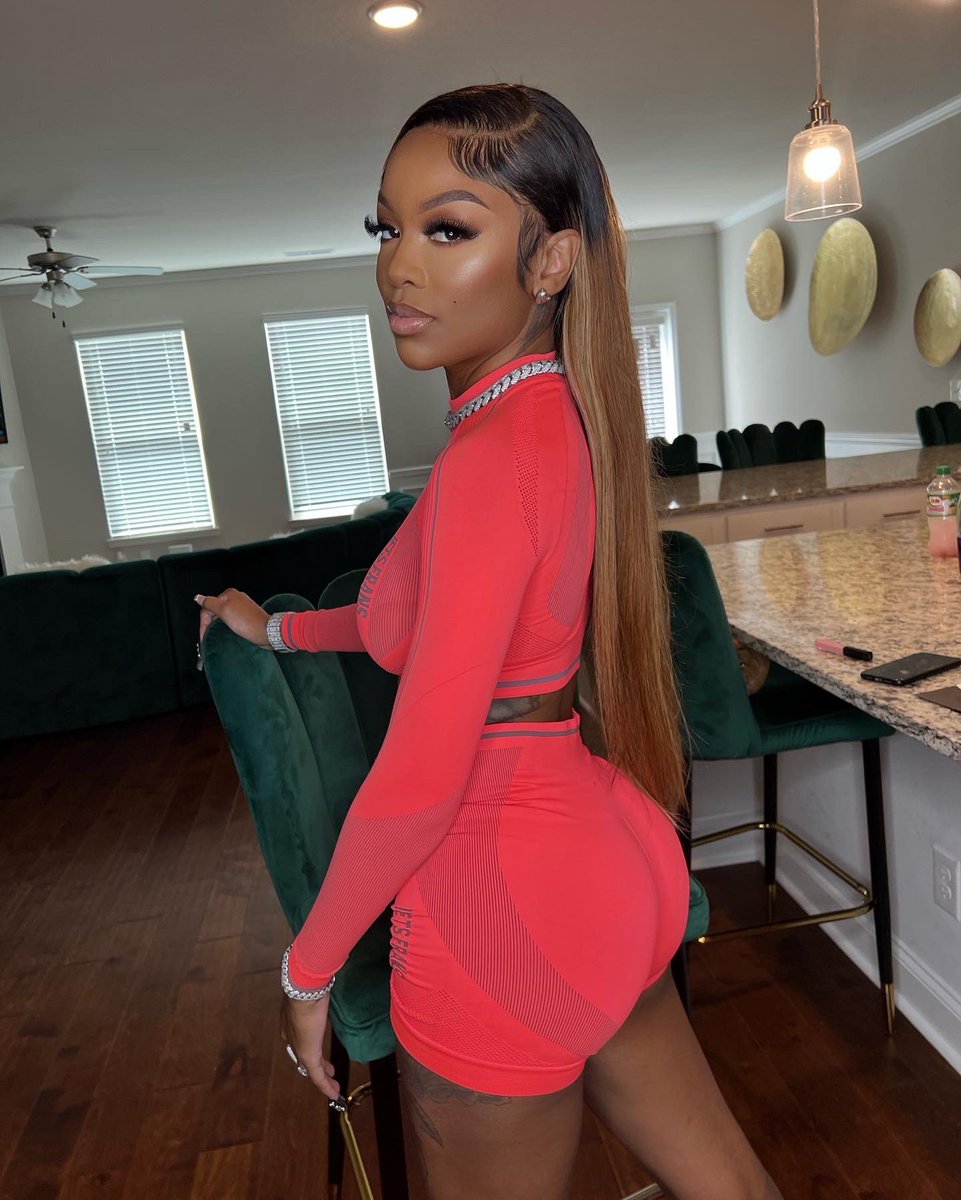 BeezyyTatted's tweet photo. I don’t choose bad bitches get chose 😝😍 https://t.co/dfAuHuWOwy