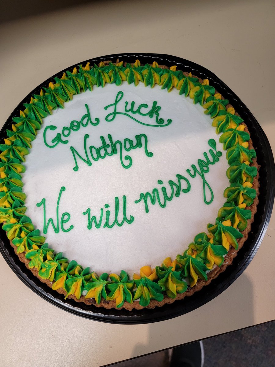 How did @SSchnellbach_WX know that cookie cakes were my favorite?? 🤧 Thank you for making my last day at <a href="/ValleyNewsLive/">Valley News Live</a> memorable 😭 I'll miss all of you!