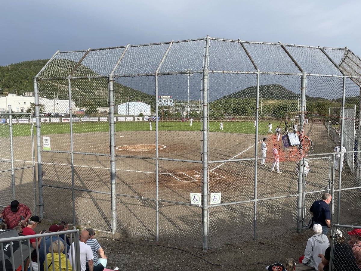 Just a few minutes away from a game between Galway Hitmen and Saskatoon Angels at the Canadian Men’s Championship. Should be a fantastic game! ⁦@SoftballCanada⁩