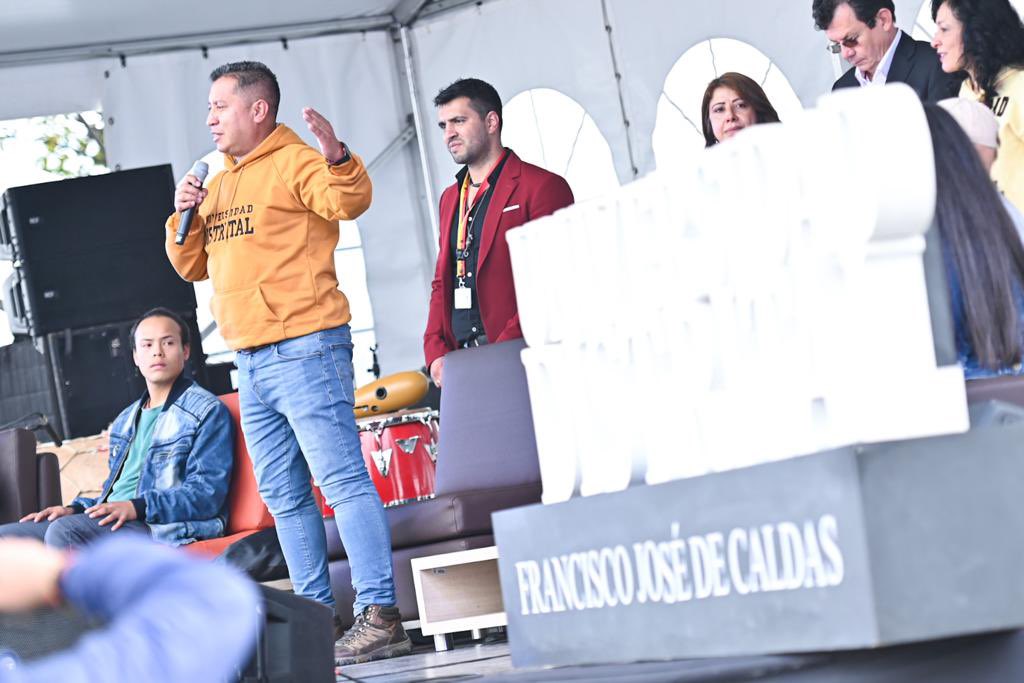 Educacionbogota's tweet photo. #AEstaHora estamos en el evento de bienvenida a las/los estudiantes nuevos que ingresan a la @udistrital.

Un espacio para dar a conocer los planes, proyectos y actividades de la Universidad, hacia la comunidad universitaria. Sigue la transmisión en: https://t.co/MW45C7tzOx https://t.co/rGK6UjfDxd