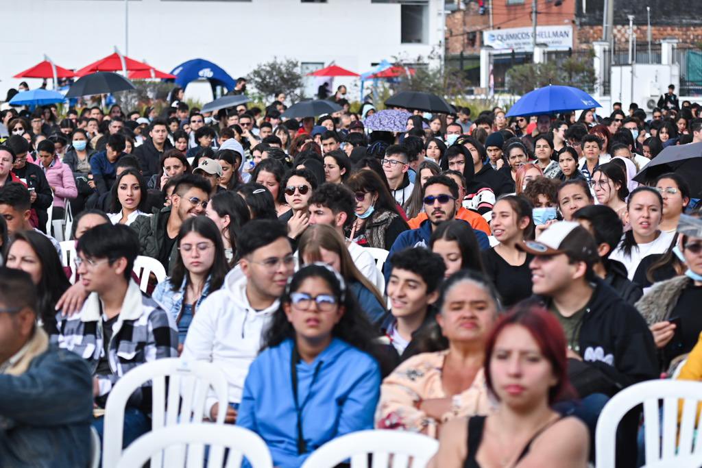 Educacionbogota's tweet photo. #AEstaHora estamos en el evento de bienvenida a las/los estudiantes nuevos que ingresan a la @udistrital.

Un espacio para dar a conocer los planes, proyectos y actividades de la Universidad, hacia la comunidad universitaria. Sigue la transmisión en: https://t.co/MW45C7tzOx https://t.co/rGK6UjfDxd