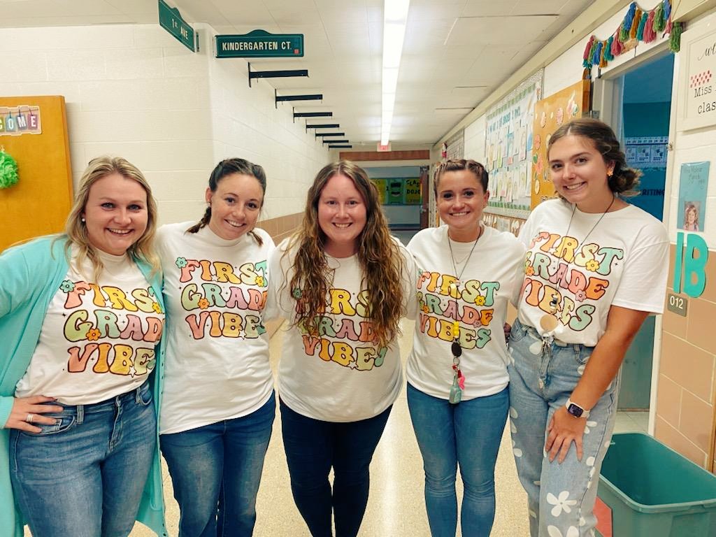 Miss_Molnar1's tweet photo. Happy Friday! #FirstGradeVibes ๐๐โ๏ธ https://t.co/pZ9yCN2Rth