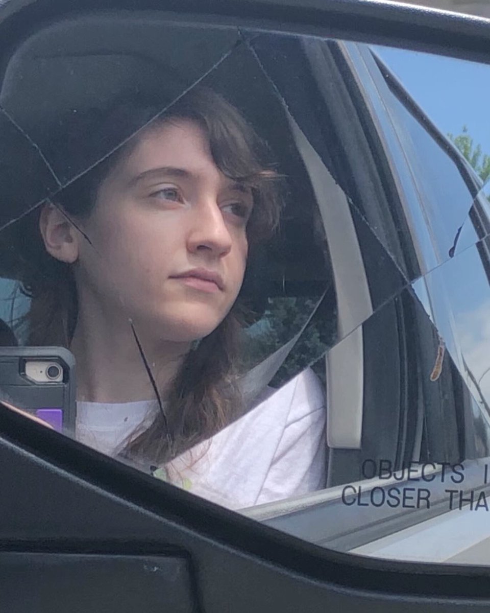 amieryllis's tweet photo. broken mirror looks kinda funny https://t.co/j7Bcs3f3TN