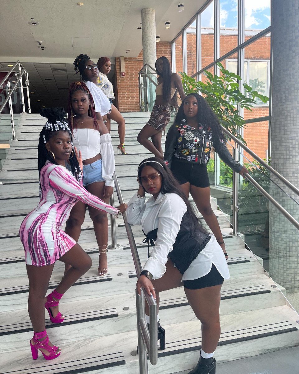 VFFM_SIUC_'s tweet photo. Vanity Owns Fashion Fridays! ✌🏽 https://t.co/QyyAMu85PQ