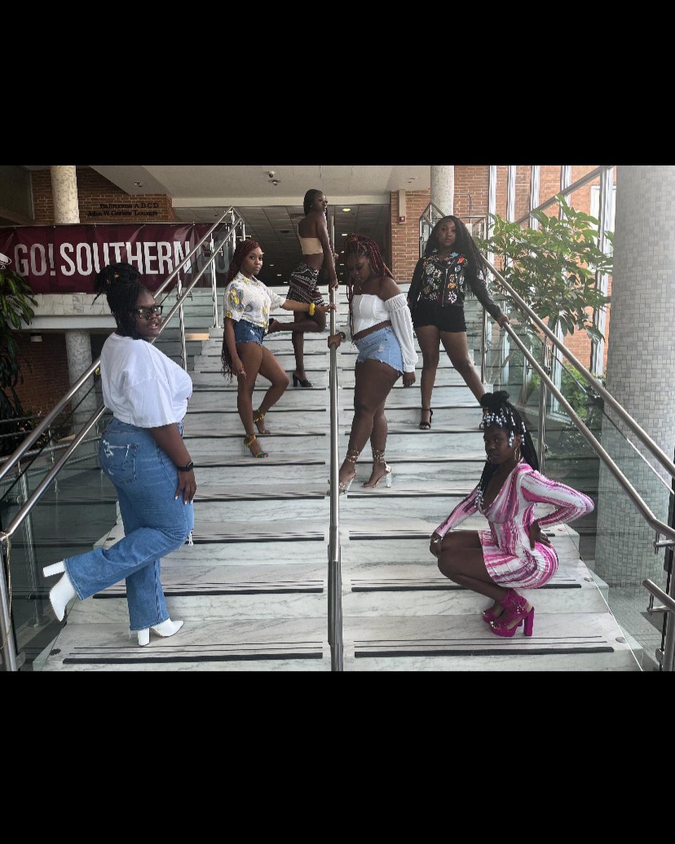 VFFM_SIUC_'s tweet photo. Vanity Owns Fashion Fridays! ✌🏽 https://t.co/QyyAMu85PQ