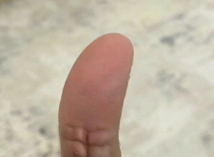 السلام عليكم جيتكم بعد ما تهاوشت مع ١٠ اشخاص بنفس الوقت بحسابي الثاني واحس اصباعي حاليا :