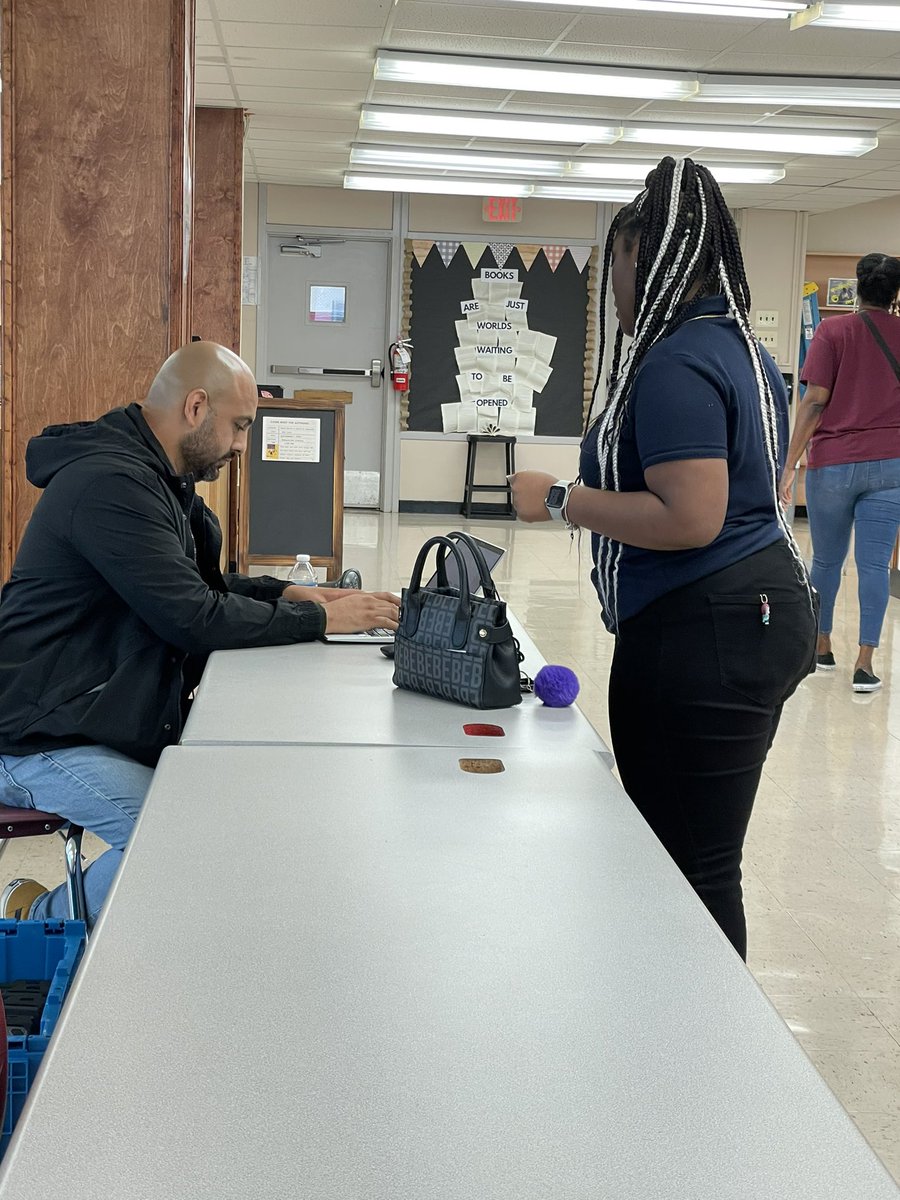 🚨Power Up 1:1 🚨Chromebook 💻 Deployment is in full swing! First up, 8️⃣th grade students. McReynolds 🧸students and staff are ready for #anepiclearningexperience Next up 6️⃣th and 7️⃣th grade! @HISD_Inst_tech @mcreynoldsbear1 <a href="/tudon_martinez/">Tudon Martinez</a>