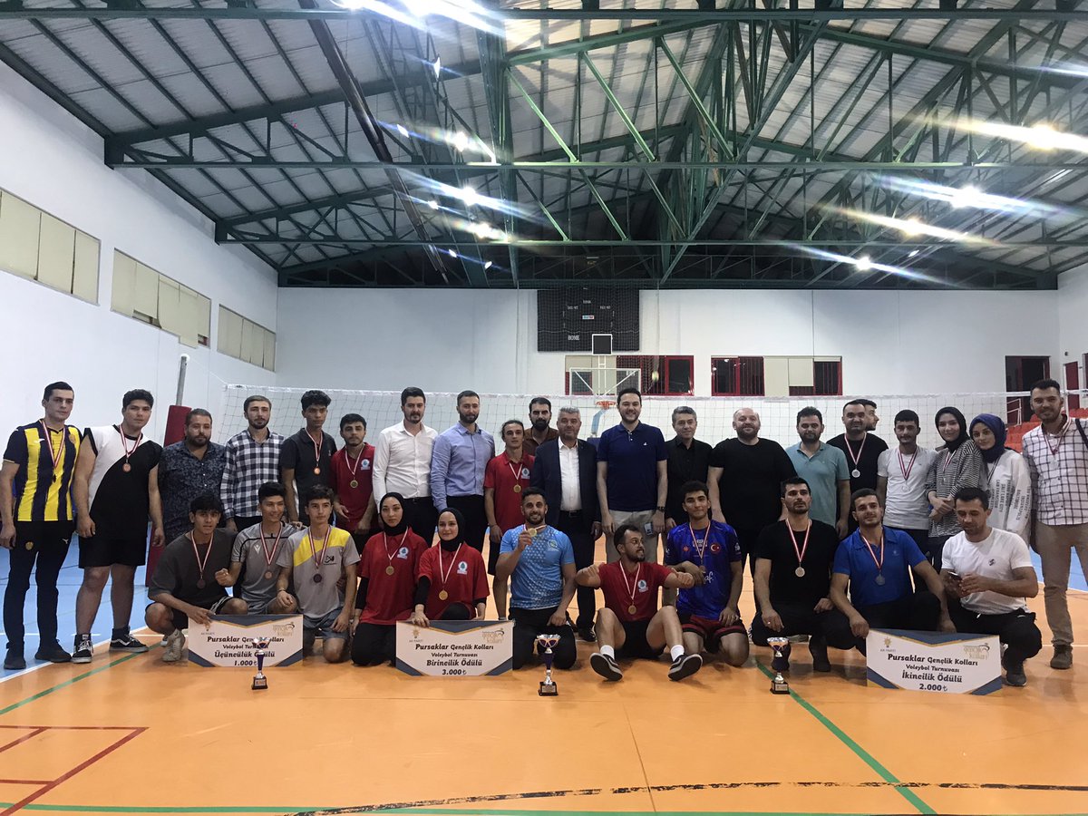 PursaklarAkgenc's tweet photo. Heyecan ve rekabet dolu turnuvamız gençlerimizin kıyasıya mücadelesine sahne oldu,kazanan dostluk oldu🎊👏🏻

Dereceye giren takımlarımıza İl Gençlik Kolları Başkanımız Sn.@efedemirhann,İlçe Başkanımız Sn.@ServetTurkayik,Belediye Başkan Yrd. Sn.@AOzturk06 ödüllerini takdim ettiler. https://t.co/rF6JGe1GRg