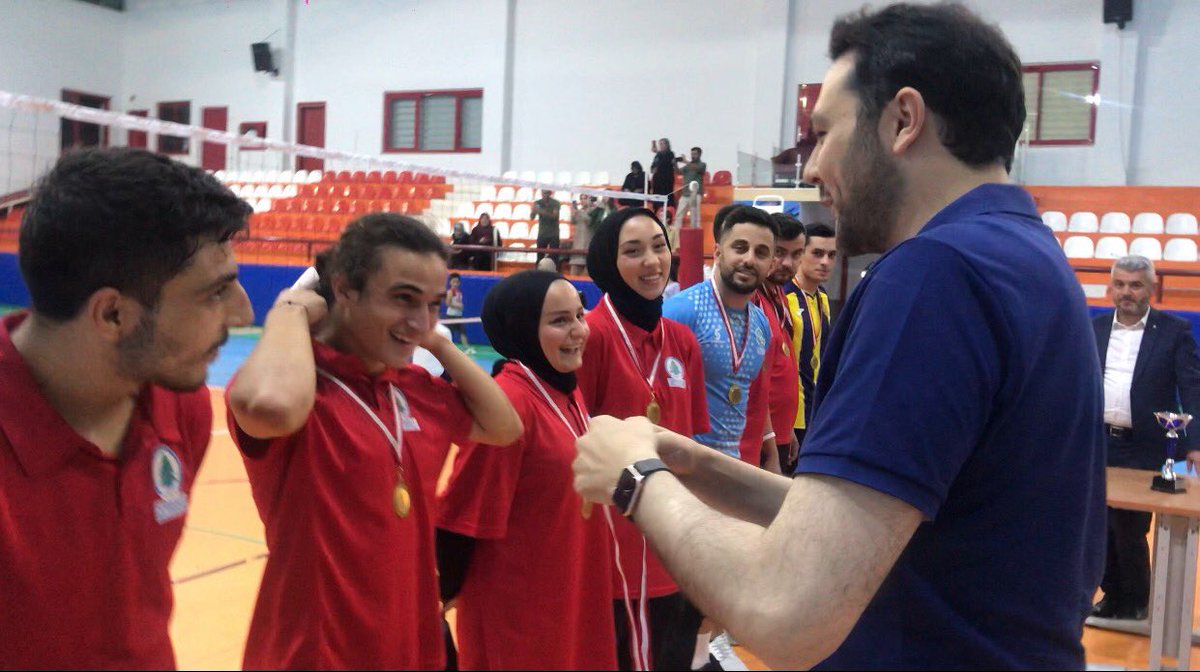 PursaklarAkgenc's tweet photo. Heyecan ve rekabet dolu turnuvamız gençlerimizin kıyasıya mücadelesine sahne oldu,kazanan dostluk oldu🎊👏🏻

Dereceye giren takımlarımıza İl Gençlik Kolları Başkanımız Sn.@efedemirhann,İlçe Başkanımız Sn.@ServetTurkayik,Belediye Başkan Yrd. Sn.@AOzturk06 ödüllerini takdim ettiler. https://t.co/rF6JGe1GRg