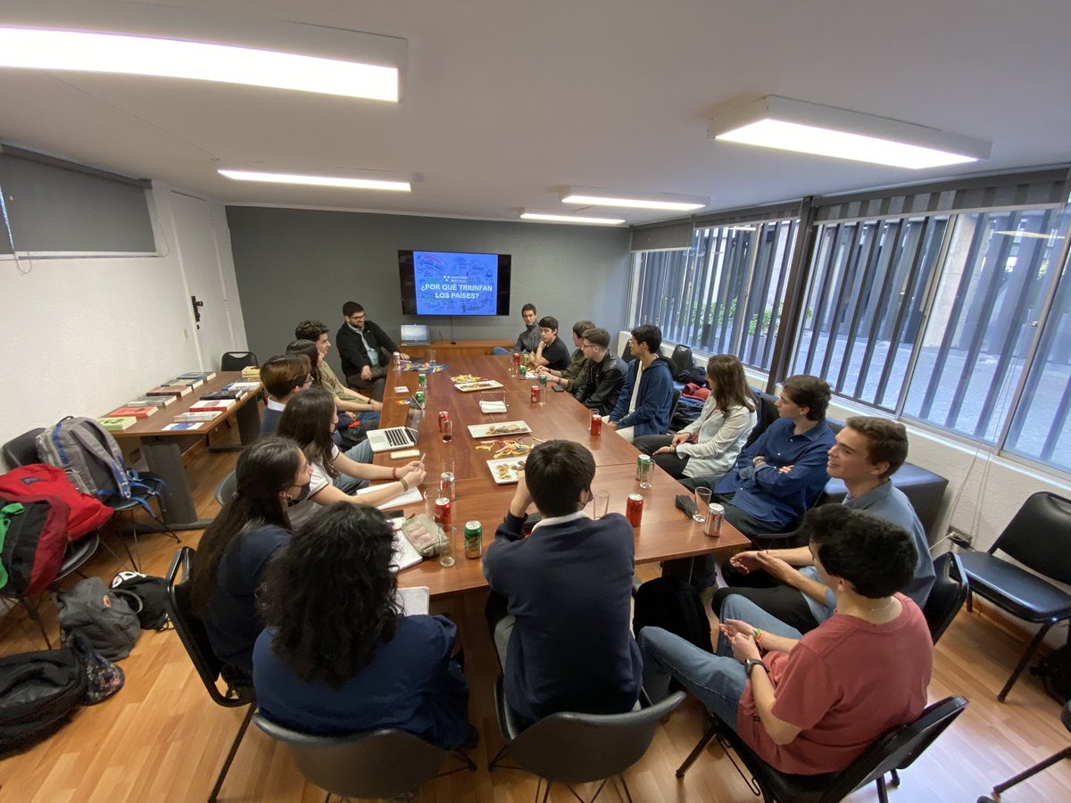 Chile_2021's tweet photo. Comenzó nuestro curso de formación para secundarios: Ideas en Libertad 🇨🇱 @Chile_2021 @chilesiempre 

“¿Por qué triunfan los países?” Con @Josefcolagos Director Ejecutivo de @i_respublica https://t.co/hPyAwfiKO4