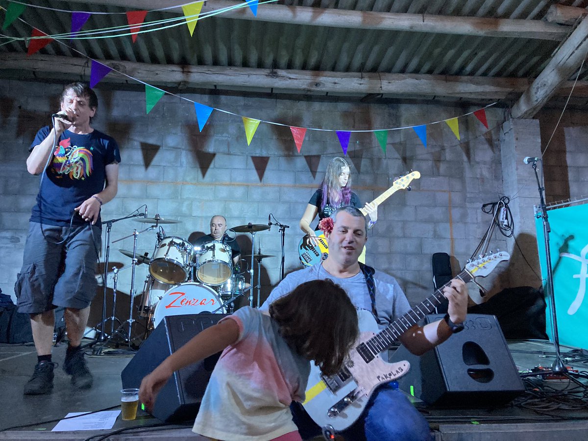 pakolascerdeira's tweet photo. Grazas Festiletras!! Gran festival na aldea do Couto! Os Zenzar desta volta con público miúdo incluido! Como molades! Longa vida!!
🤘🤘🤘 Festiletras #zenzar #zënzarrockengalego @festiletras @ZenzarRock https://t.co/J6c39j3uV5