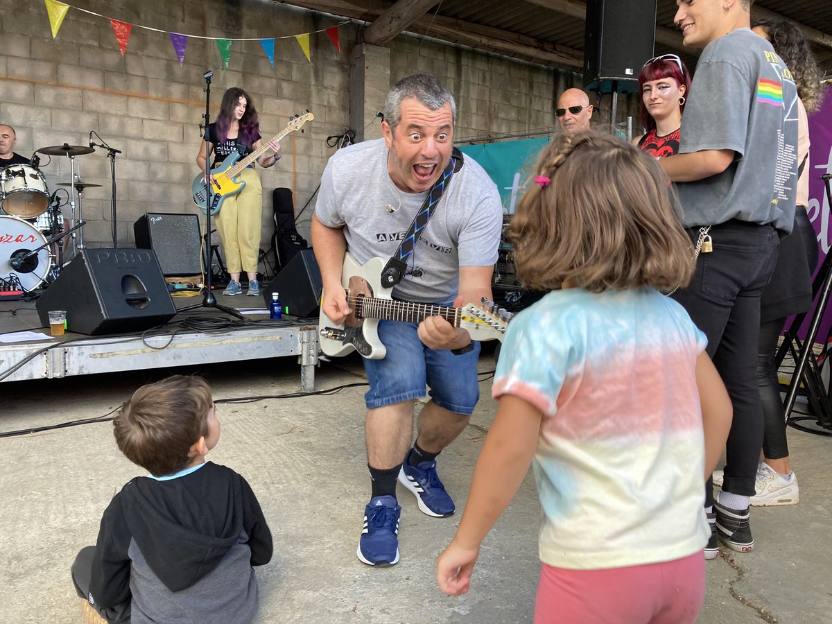 pakolascerdeira's tweet photo. Grazas Festiletras!! Gran festival na aldea do Couto! Os Zenzar desta volta con público miúdo incluido! Como molades! Longa vida!!
🤘🤘🤘 Festiletras #zenzar #zënzarrockengalego @festiletras @ZenzarRock https://t.co/J6c39j3uV5