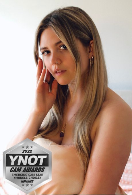 Watch Angie Faith's leaked NSFW photo on TwXstars