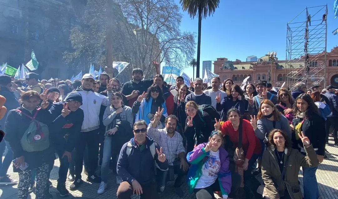 san_martorelli's tweet photo. En Plaza de Mayo, en defensa de la democracia, la paz y justicia social. 🇦🇷

#TodosConCristina https://t.co/NMEtiFEI3l