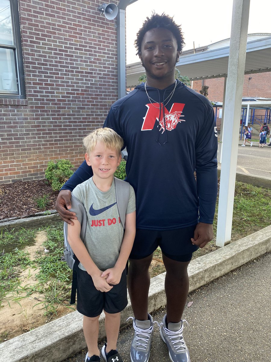 Nettleton_Prim's tweet photo. It’s Game Day which means our favorite @Nettleton_High Tigers visited us! We love having them each Friday morning and wish them the best of luck tonight! ❤️🐯💙 #riseabove https://t.co/rXz7Nqzi5p