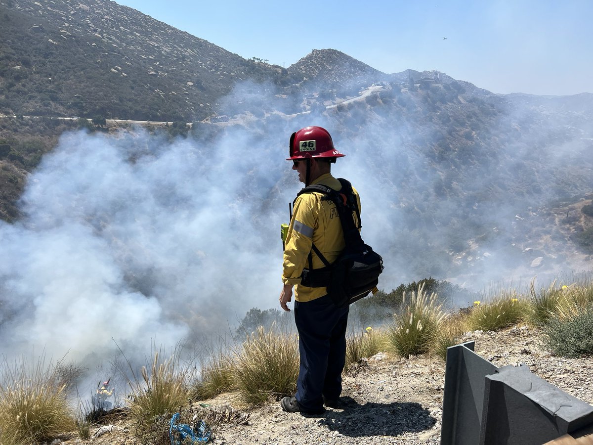 firecom451's tweet photo. Small brush fire along the eastbound 118 near Rocky Peak with the @VCFD @LAFD and @LACoFDPIO hand crews #peakfire https://t.co/tEoyogSTT3