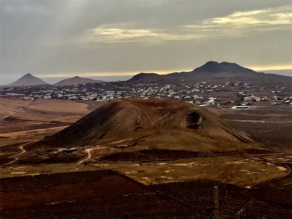 Volcanes de Villaverde con la montaña mágica de Tindaya al fondo #Fuerteventura